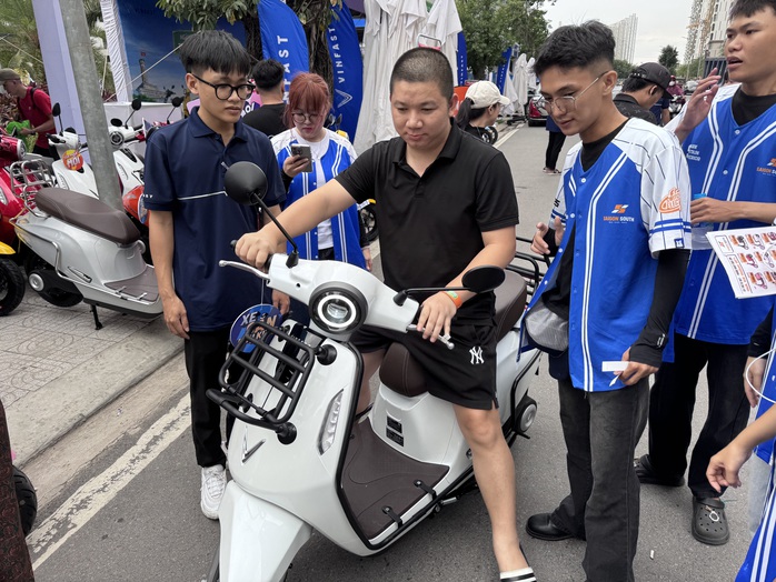 Cuối tuần nhộn nhịp đổi xe điện - Ảnh 2.