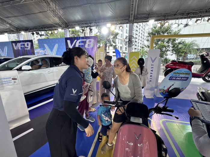 Cuối tuần nhộn nhịp đổi xe điện - Ảnh 4.