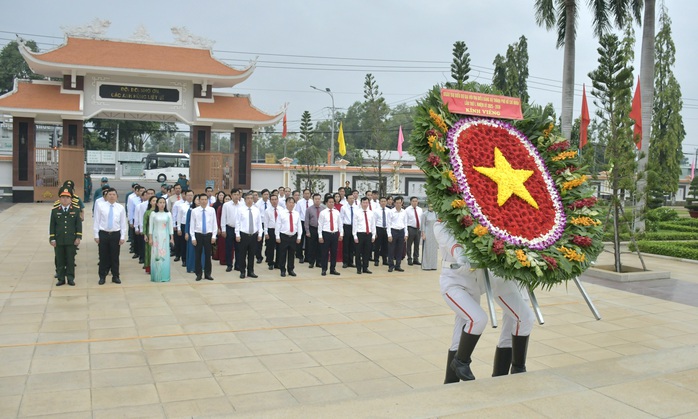 Lãnh đạo thành ủy TP HCM viếng Nghĩa trang Liệt sĩ Bà Rịa - Vũng Tàu và Bình Dương - Ảnh 1.