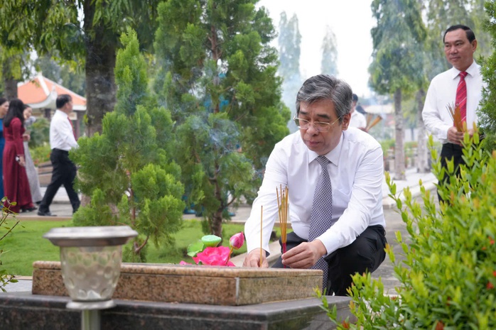 Lãnh đạo thành ủy TP HCM viếng Nghĩa trang Liệt sĩ Bà Rịa - Vũng Tàu và Bình Dương - Ảnh 2.
