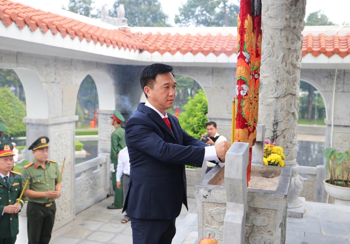 Lãnh đạo Thành ủy TP HCM viếng Nghĩa trang Liệt sĩ Bà Rịa - Vũng Tàu và Bình Dương - Ảnh 4.