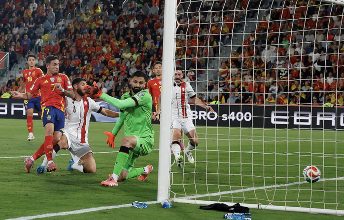 Thắng nhàn nhã Georgia, Tây Ban Nha tăng tốc giành vé World Cup - Ảnh 2.