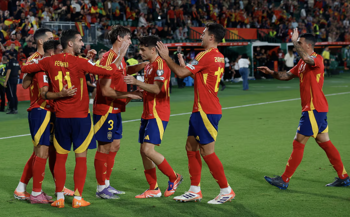 Thắng nhàn nhã Georgia, Tây Ban Nha tăng tốc giành vé World Cup - Ảnh 4.