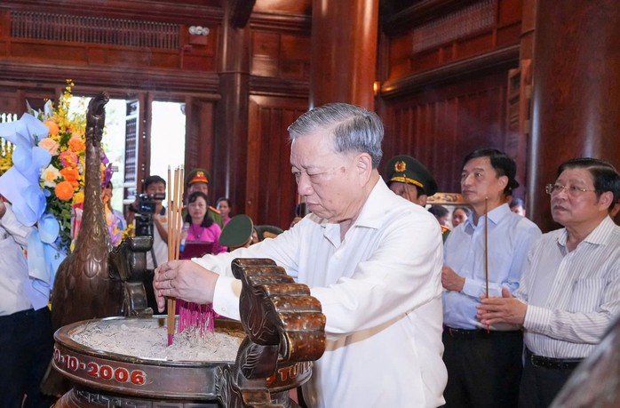 Tổng Bí thư Tô Lâm dâng hương tưởng nhớ Chủ tịch Hồ Chí Minh - Ảnh 1.