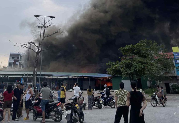 Hỏa hoạn tại chợ Rồng thiêu rụi nhiều gian hàng hàng hóa nghiêm trọng - Ảnh 2.