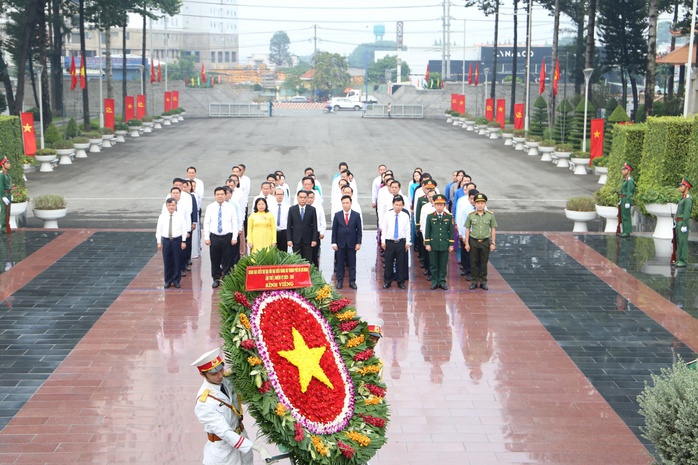 Lãnh đạo Thành ủy TP HCM viếng Nghĩa trang Liệt sĩ Bà Rịa - Vũng Tàu và Bình Dương - Ảnh 5.