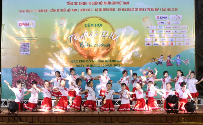 Báo Người Lao động hỗ trợ học sinh nghèo tại Cô Tô với 500 lá cờ Tổ quốc - Ảnh 1. Báo Người Lao động hỗ trợ học sinh nghèo tại Cô Tô với 500 lá cờ Tổ quốc - Ảnh 1.