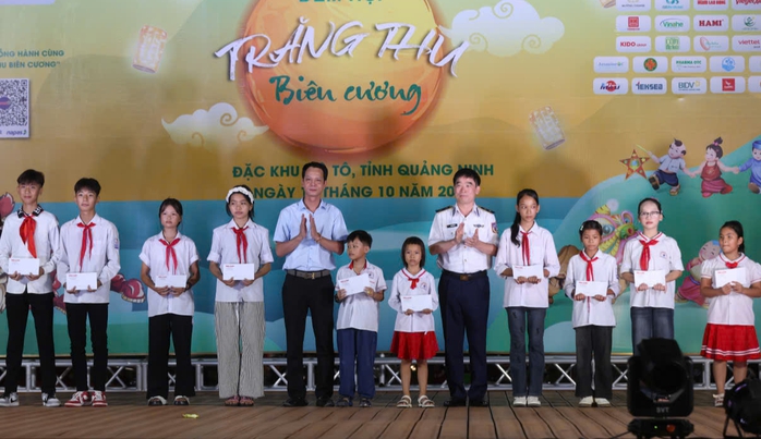 Báo Người Lao động hỗ trợ học sinh nghèo tại Cô Tô với 500 lá cờ Tổ quốc - Ảnh 3. Báo Người Lao động hỗ trợ học sinh nghèo tại Cô Tô với 500 lá cờ Tổ quốc - Ảnh 3.