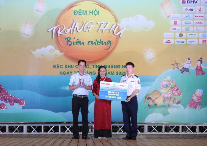 Báo Người Lao động hỗ trợ học sinh nghèo tại Cô Tô với 500 lá cờ Tổ quốc - Ảnh 2. Báo Người Lao động hỗ trợ học sinh nghèo tại Cô Tô với 500 lá cờ Tổ quốc - Ảnh 2.