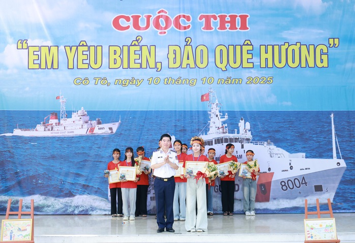 Báo Người Lao động hỗ trợ học sinh nghèo tại Cô Tô với 500 lá cờ Tổ quốc - Ảnh 6. Báo Người Lao động hỗ trợ học sinh nghèo tại Cô Tô với 500 lá cờ Tổ quốc - Ảnh 6.