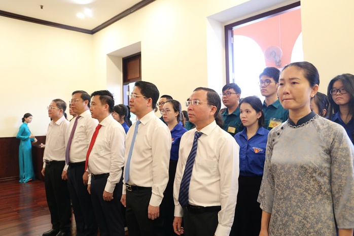 Lãnh đạo Thành ủy TP HCM viếng Nghĩa trang Liệt sĩ Bà Rịa - Vũng Tàu và Bình Dương - Ảnh 1.