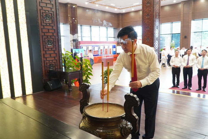 Lãnh đạo Thành ủy TP HCM viếng Nghĩa trang Liệt sĩ Bà Rịa - Vũng Tàu và Bình Dương - Ảnh 2.