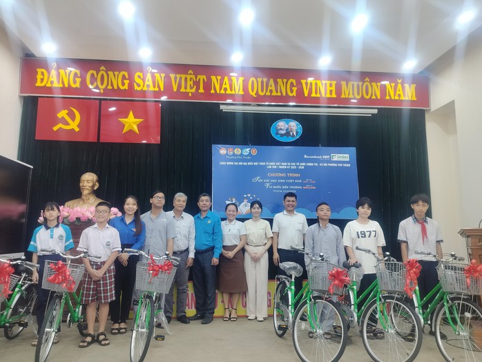 Phường Phú Thuận tiếp sức học sinh vượt khó - Ảnh 1.