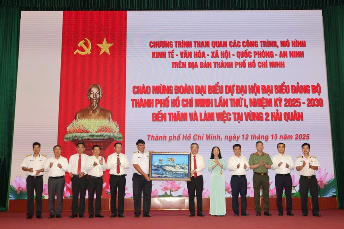 Đoàn đại biểu Đại hội Đảng bộ TP HCM làm việc với Vùng 2 Hải quân - Ảnh 5.
