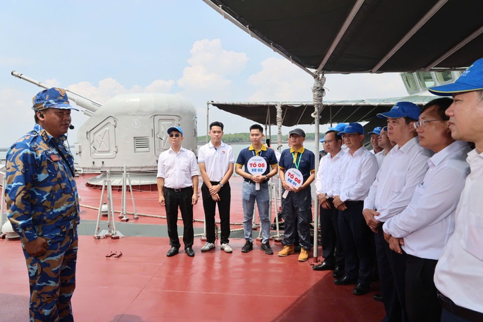 Đoàn đại biểu Đại hội Đảng bộ TP HCM làm việc với Vùng 2 Hải quân - Ảnh 9.