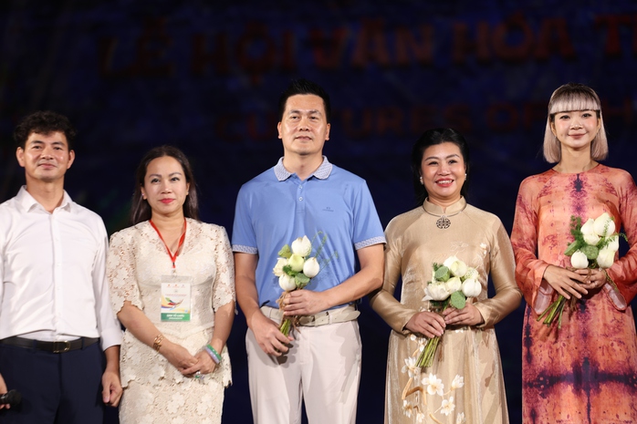 Phu nhân Đại sứ Séc, Mỹ, Nhật Bản, Ukraine trình diễn áo dài Việt Nam - Ảnh 8.