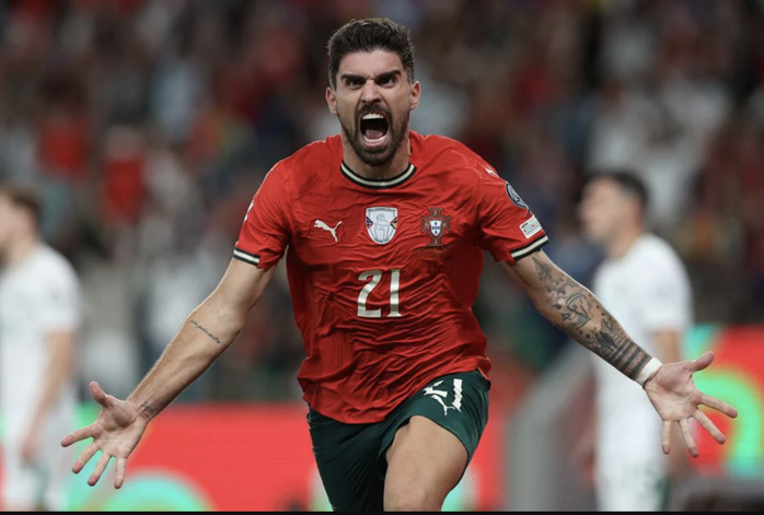 Ronaldo sút hỏng phạt đền, Ruben Neves "giải cứu" Bồ Đào Nha - Ảnh 5.