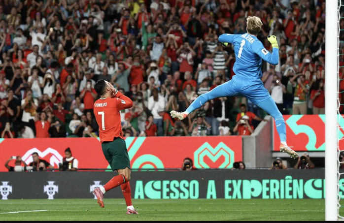 Ronaldo sút hỏng phạt đền, Ruben Neves "giải cứu" Bồ Đào Nha - Ảnh 3.