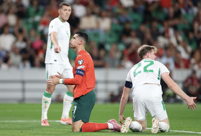 Ronaldo sút hỏng phạt đền, Ruben Neves "giải cứu" Bồ Đào Nha - Ảnh 1.