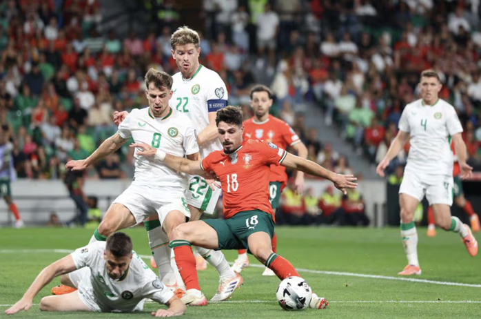 Ronaldo sút hỏng phạt đền, Ruben Neves "giải cứu" Bồ Đào Nha - Ảnh 2.