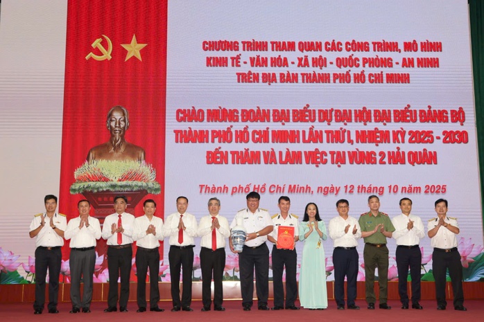 Đoàn đại biểu Đại hội Đảng bộ TP HCM làm việc với Vùng 2 Hải quân - Ảnh 4.