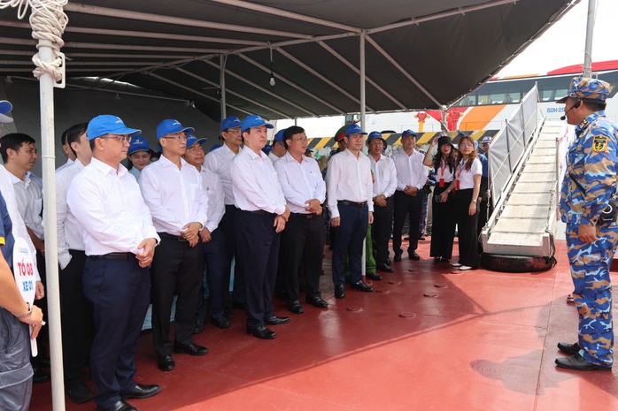 Đoàn đại biểu Đại hội Đảng bộ TP HCM làm việc với Vùng 2 Hải quân - Ảnh 6.