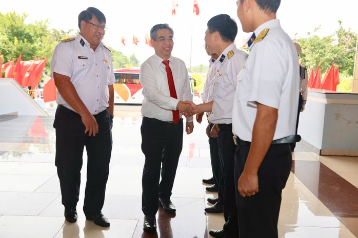 Đoàn đại biểu Đại hội Đảng bộ TP HCM làm việc với Vùng 2 Hải quân - Ảnh 1.