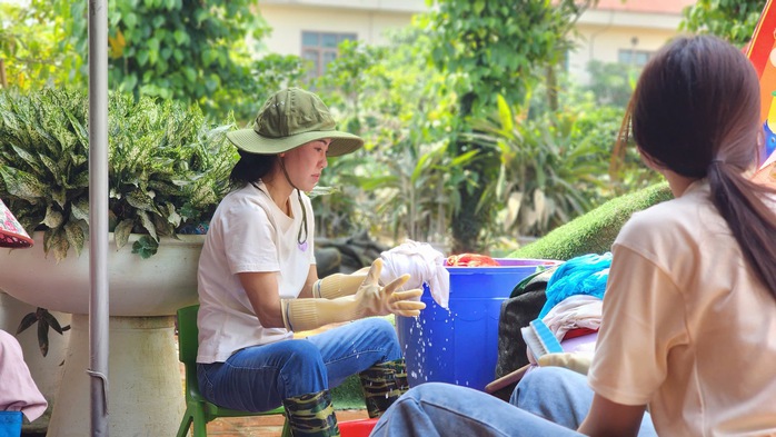 "Bà trùm hoa hậu" đưa hoa hậu đi dọn rác, dẹp bùn   - Ảnh 4.