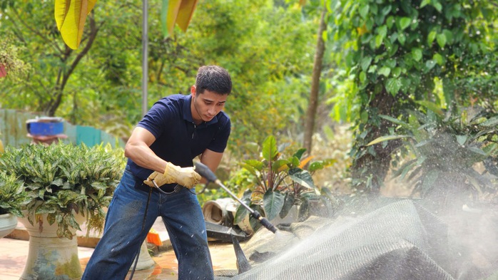 "Bà trùm hoa hậu" đưa hoa hậu đi dọn rác, dẹp bùn   - Ảnh 5.