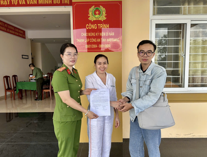 Cần Thơ: Nhiều người nhận tiền từ tài khoản lạ và báo Công an - Ảnh 1.