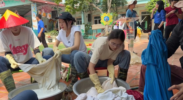 "Bà trùm hoa hậu" đưa hoa hậu đi dọn rác, dẹp bùn   - Ảnh 1.