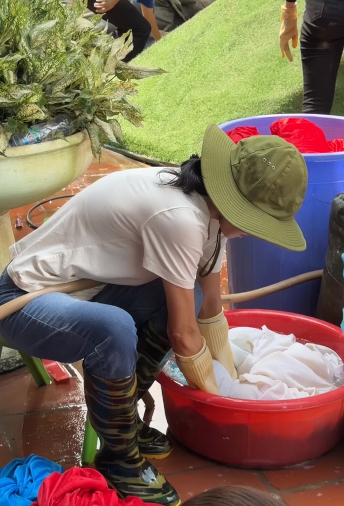 "Bà trùm hoa hậu" đưa hoa hậu đi dọn rác, dẹp bùn   - Ảnh 3.