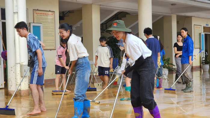 "Bà trùm hoa hậu" đưa hoa hậu đi dọn rác, dẹp bùn   - Ảnh 2.