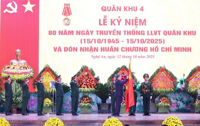 Tổng Bí thư Tô Lâm dự Lễ kỷ niệm 80 năm Ngày truyền thống Lực lượng vũ trang Quân khu 4 - Ảnh 4.