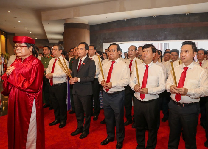 Đoàn đại biểu Đại hội Đảng bộ TP HCM dâng hương Đền tưởng niệm các Vua Hùng - Ảnh 3.