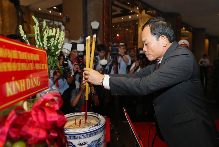 Đoàn đại biểu Đại hội Đảng bộ TP HCM dâng hương Đền tưởng niệm các Vua Hùng - Ảnh 4.