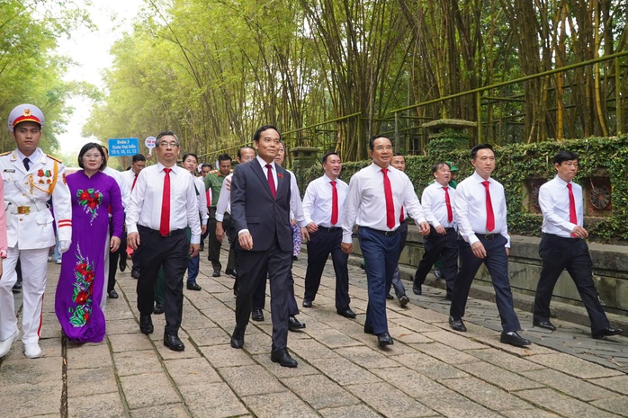 Đoàn đại biểu Đại hội Đảng bộ TP HCM dâng hương Đền tưởng niệm các Vua Hùng - Ảnh 1.