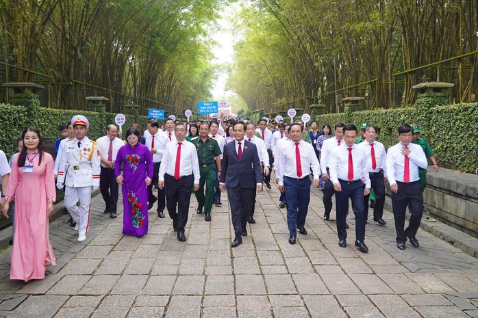 Đoàn đại biểu Đại hội Đảng bộ TP HCM dâng hương Đền tưởng niệm các Vua Hùng - Ảnh 2.