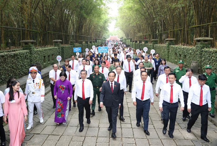 Đoàn đại biểu Đại hội Đảng bộ TP HCM dâng hương Đền thờ Đức Lễ Thành hầu Nguyễn Hữu Cảnh - Ảnh 4.