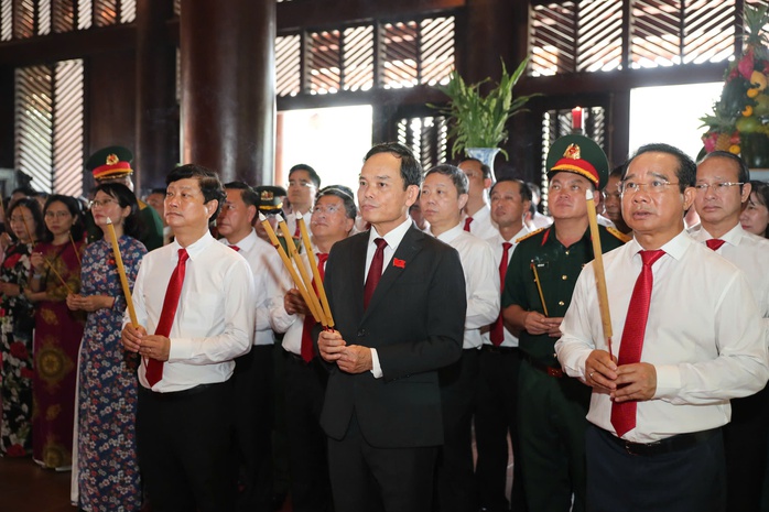 Đoàn đại biểu Đại hội Đảng bộ TP HCM dâng hương Đền thờ Đức Lễ Thành hầu Nguyễn Hữu Cảnh - Ảnh 2.