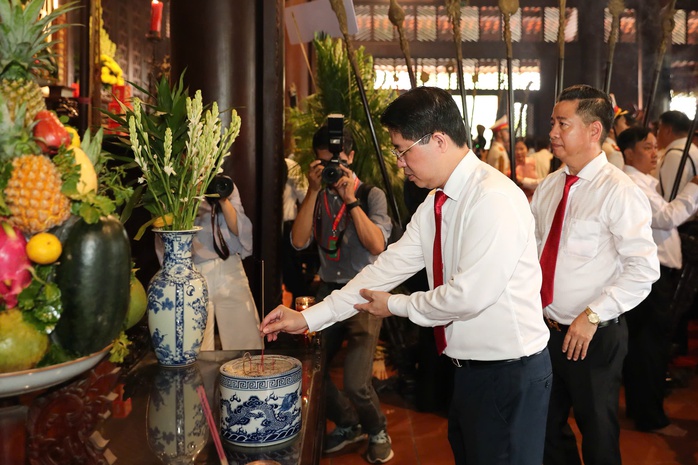 Đoàn đại biểu Đại hội Đảng bộ TP HCM dâng hương Đền thờ Đức Lễ Thành hầu Nguyễn Hữu Cảnh - Ảnh 7.