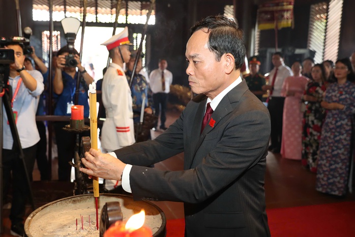 Đoàn đại biểu Đại hội Đảng bộ TP HCM dâng hương Đền thờ Đức Lễ Thành hầu Nguyễn Hữu Cảnh - Ảnh 1.