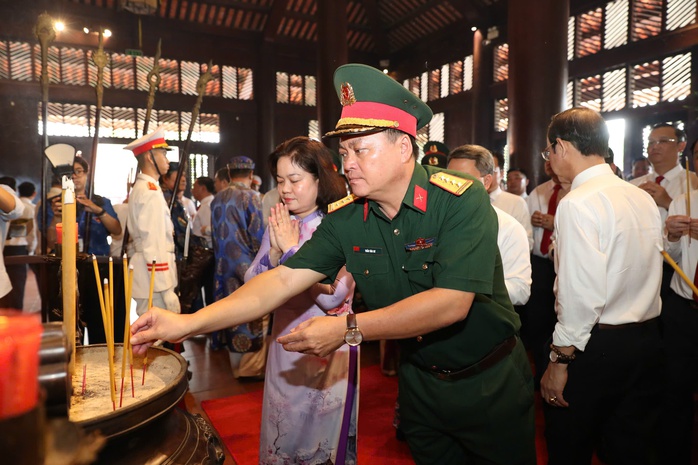 Đoàn đại biểu Đại hội Đảng bộ TP HCM dâng hương Đền thờ Đức Lễ Thành hầu Nguyễn Hữu Cảnh - Ảnh 6.