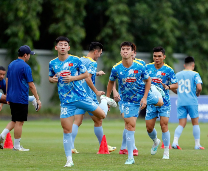 Hoàng Đức trở lại, Văn Lâm tập dưới ánh mắt của người đặc biệt - Ảnh 3.
