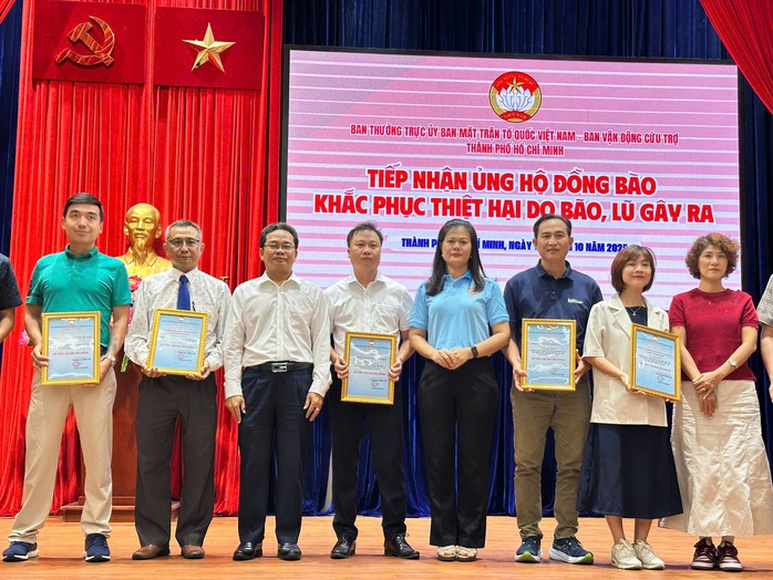 TP HCM tiếp nhận hơn 6 tỉ đồng ủng hộ đồng bào vùng bão, lũ - Ảnh 2.