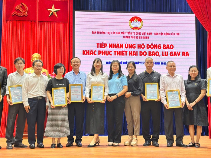 TP HCM tiếp nhận hơn 6 tỉ đồng ủng hộ đồng bào vùng bão, lũ - Ảnh 10.