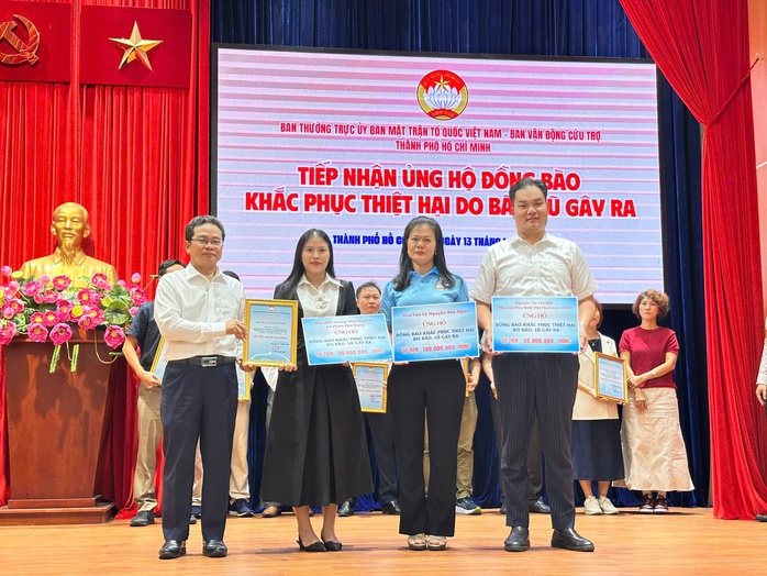 TP HCM tiếp nhận hơn 6 tỉ đồng ủng hộ đồng bào vùng bão, lũ - Ảnh 7.