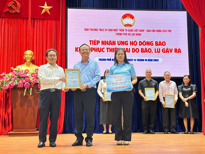 TP HCM tiếp nhận hơn 6 tỉ đồng ủng hộ đồng bào vùng bão, lũ - Ảnh 12.