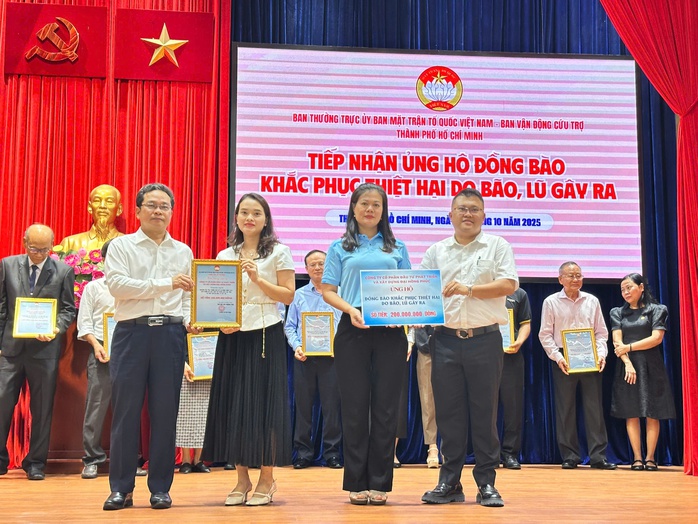 TP HCM tiếp nhận hơn 6 tỉ đồng ủng hộ đồng bào vùng bão, lũ - Ảnh 11.