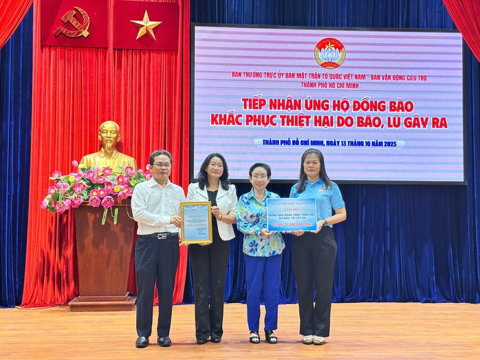 TP HCM tiếp nhận hơn 6 tỉ đồng ủng hộ đồng bào vùng bão, lũ - Ảnh 4.